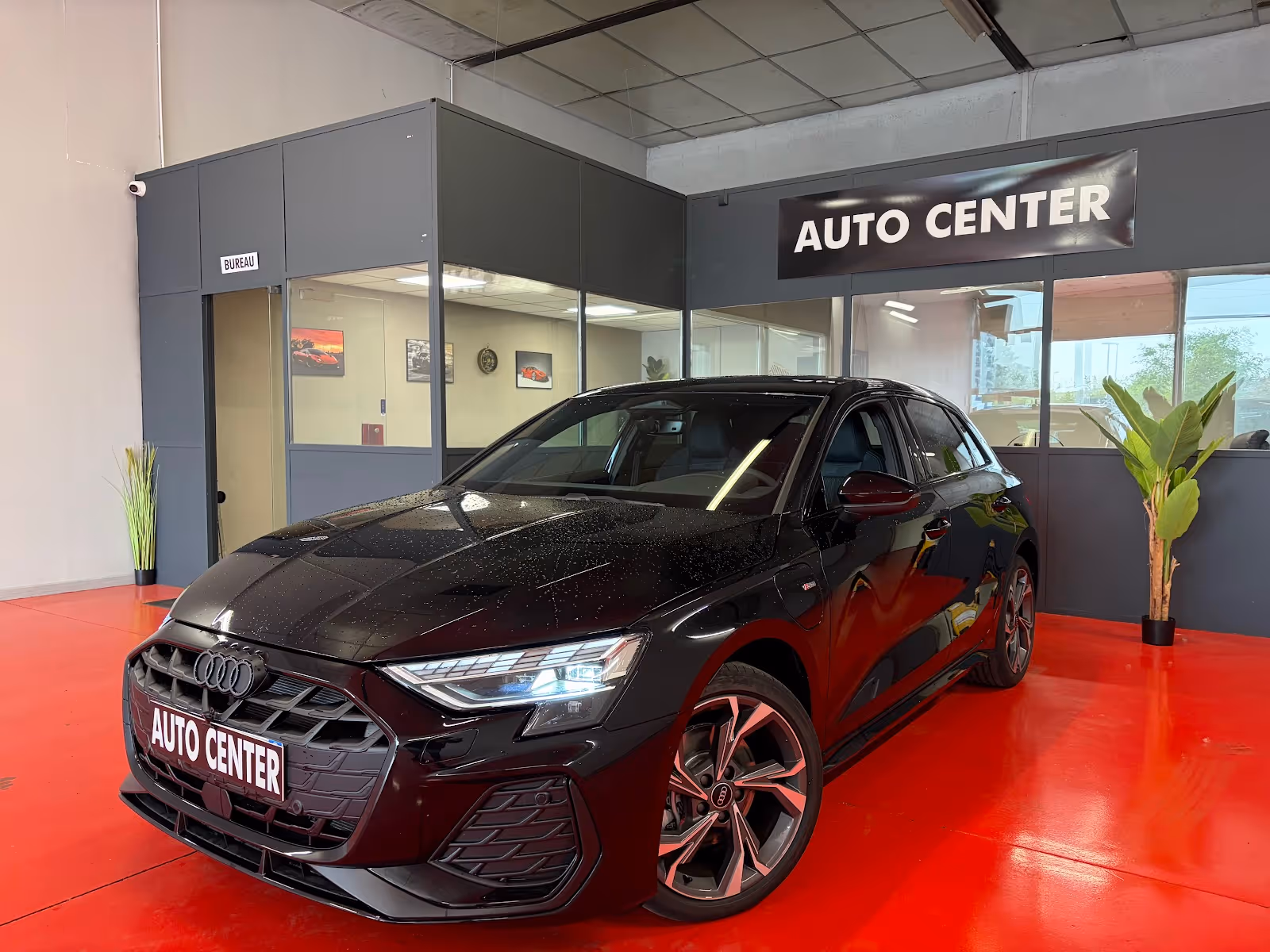 Client serrant la main d’un conseiller AUTOCENTER devant une voiture.