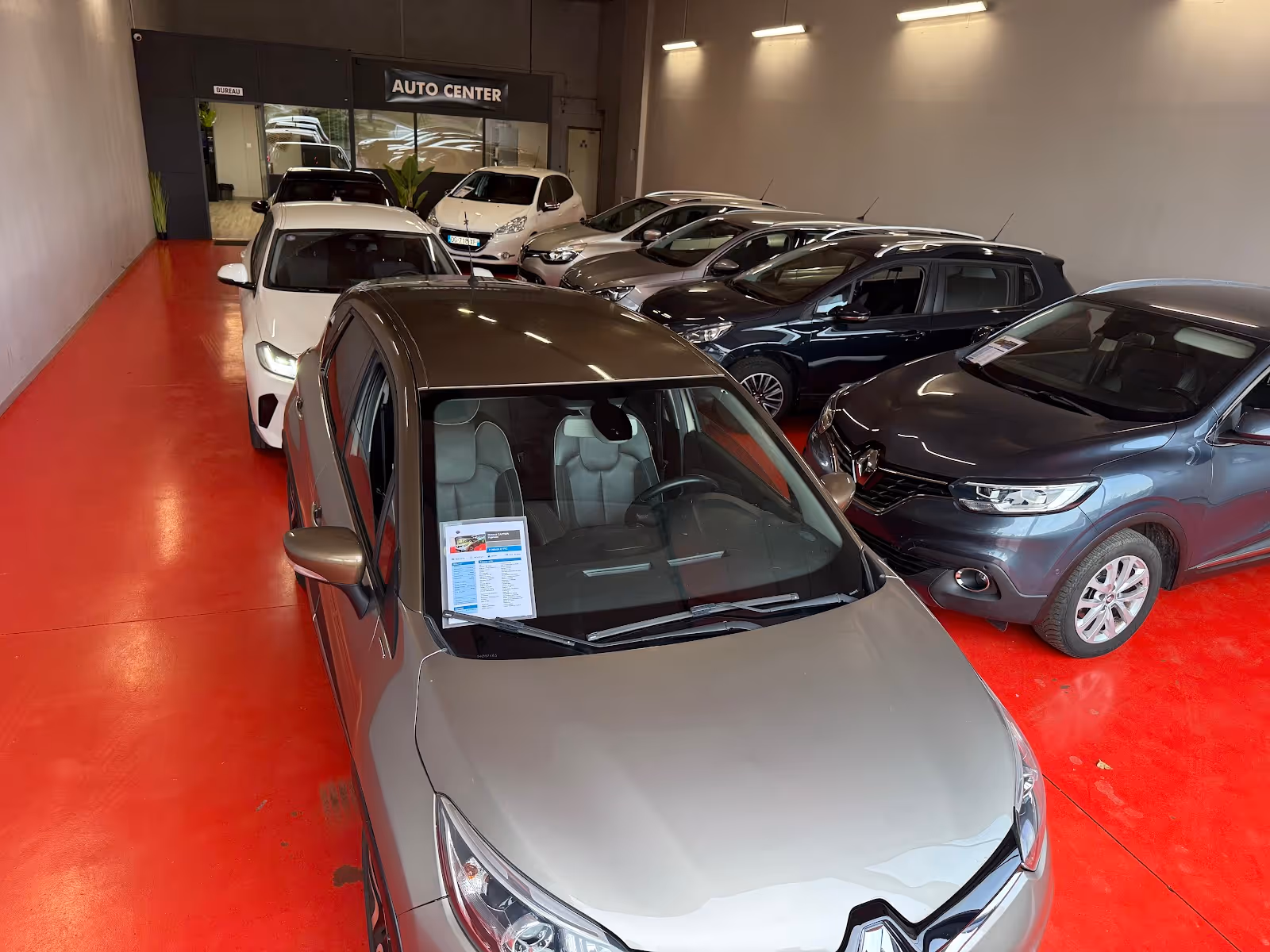 Garagiste évaluant une voiture lors d’une reprise de véhicule
