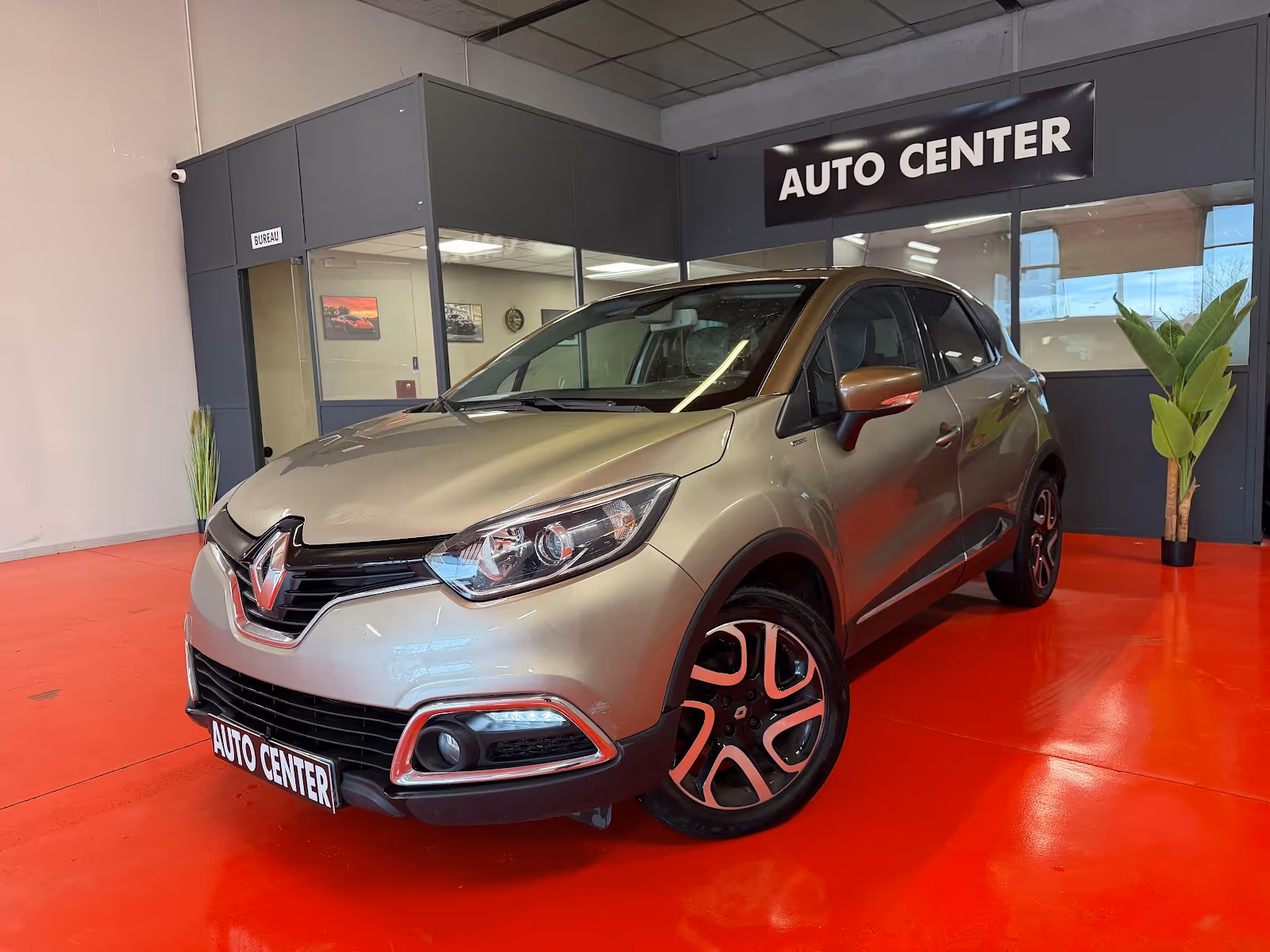 Évaluation d’une voiture lors d’une reprise dans le garage AUTOCENTER à Cournon-d’Auvergne